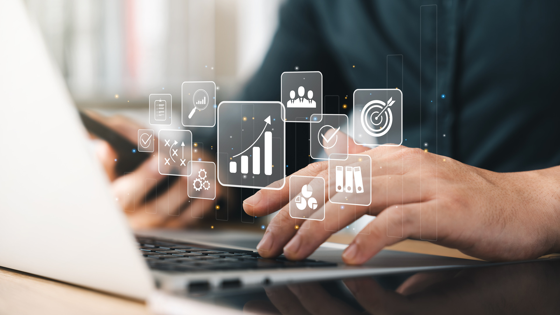 Corretor de seguros usando laptop e smartphone com ícones de automação de marketing digital